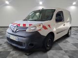 une camionnette blanche à rayures rouges et blanches garée dans une pièce