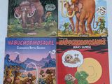 trois livres pour enfants sur les dinosaures, illustrés sur un fond blanc