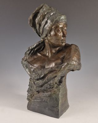 un buste en bronze représentant une femme coiffée d'un turban