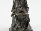 statue en bronze représentant une femme tenant un bébé sur ses genoux