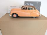 une petite voiture posée sur une boîte en carton