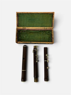 une petite boîte contenant un stylo et deux autres objets