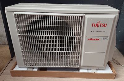 un climatiseur blanc posé sur une boîte en carton