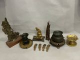 un grand nombre d'objets anciens qui se trouvent sur la table