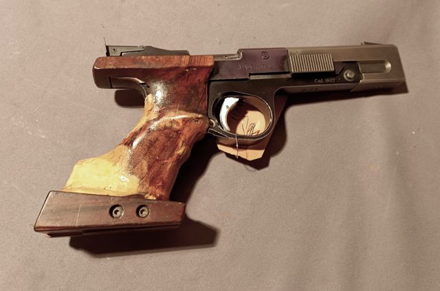Catégorie B. Pistolet semi-automatique FAS modèle SP 602. Calibre