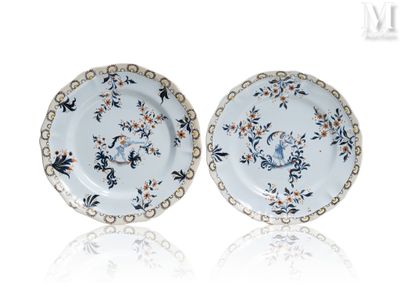 deux assiettes bleues et blanches ornées de motifs floraux sur un fond blanc