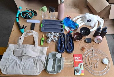 plusieurs objets posés ensemble sur une table