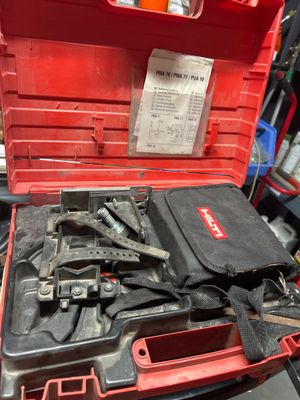 une boîte à outils rouge contenant des outils, dans un garage