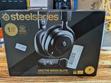 une boîte contenant des écouteurs SteelSeries posée sur une table en bois