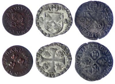 six types différents de pièces de monnaie médiévales sont représentés sur un fond blanc