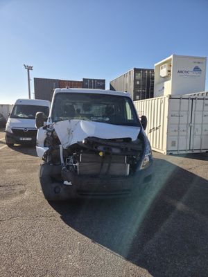 une camionnette blanche qui a eu un accident dans un parking