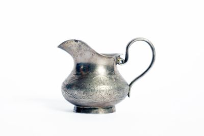 Petit pot à lait en argent au décor ciselé au motif de fleur…