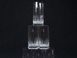 trois verres sont empilés les uns sur les autres sur une surface noire