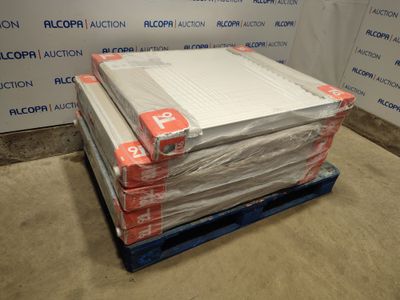 une pile de cartons sur une palette devant un mur