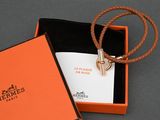 une boîte orange contenant un collier et une carte