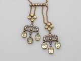 gros plan d'une paire de boucles d'oreilles sur une surface blanche