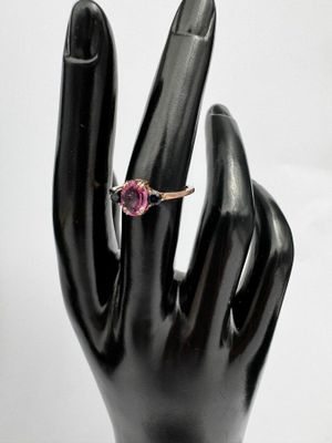 gros plan de la main d'une personne portant une bague