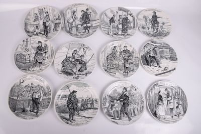 de nombreuses assiettes ornées de photos de personnes, posées sur une table