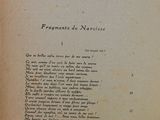 un vieux livre écrit posé sur une table