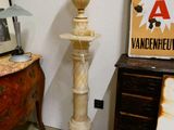 une lampe posée sur une table dans une pièce