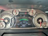 un tableau de bord de voiture comportant de nombreux indicateurs