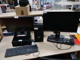 un bureau équipé d'un ordinateur, d'un clavier, d'une souris et d'un écran