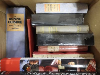 plusieurs livres empilés dans une boîte