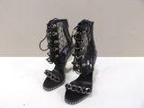 une paire de chaussures noires à talons hauts ornées de chaînes