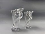 deux vases en verre posés l'un à côté de l'autre sur une table