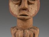 une sculpture en argile représentant le visage d'une femme aux yeux fermés