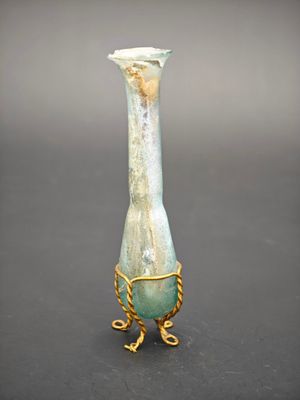 un vase en verre posé sur une table