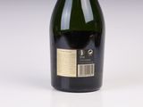 bouteille de vin avec une étiquette sur fond blanc