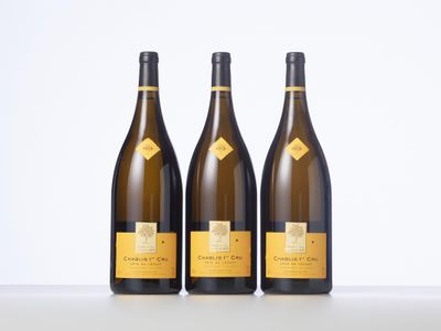 trois bouteilles de vin posées sur une table
