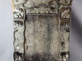 un miroir posé sur une surface blanche
