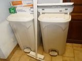 deux poubelles posées l'une à côté de l'autre sur le sol