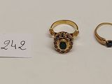 trois bagues en or et une bague sertie d'une pierre verte