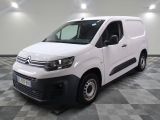 la camionnette blanche est garée sur le sol en damier d'une pièce