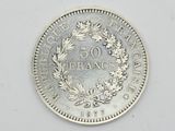 un gros plan d'une pièce de monnaie ornée d'une couronne