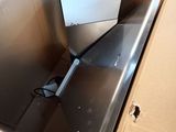 une boîte contenant un ordinateur portable qui se trouve à l'intérieur