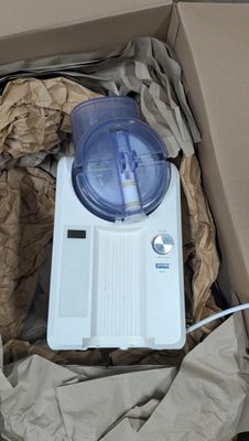 une boîte contenant un mixeur, posée sur une table