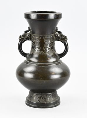 un vase noir avec une anse sur fond blanc