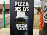 a black box with a sign on it that says pizza des lys