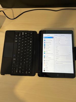 deux ordinateurs portables posés l'un à côté de l'autre sur un bureau