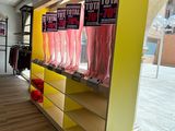 beaucoup de chaussures exposées dans un magasin