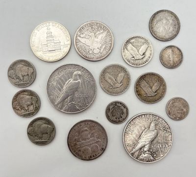 un assortiment de pièces de monnaie en argent et en argent sur une surface blanche