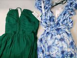 deux robes exposées sur une table