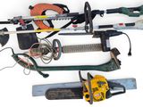 les nombreux types d'outils qui se trouvent sur la table