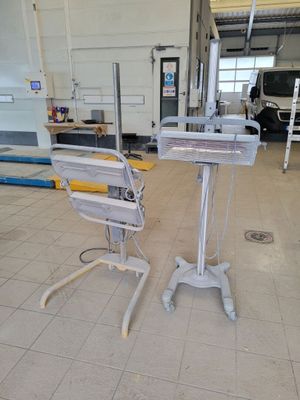 deux chaises qui se trouvent dans une pièce