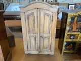 une armoire en bois posée sur une table