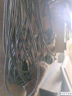 une photo montrant un enchevêtrement de fils suspendus à un mur